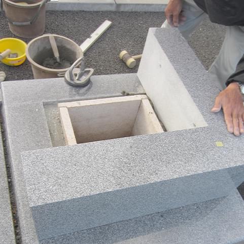 自社で一貫し、 お墓の15年間施工保証など、 アフタ－サ－ビスも 責任を持って対応します。